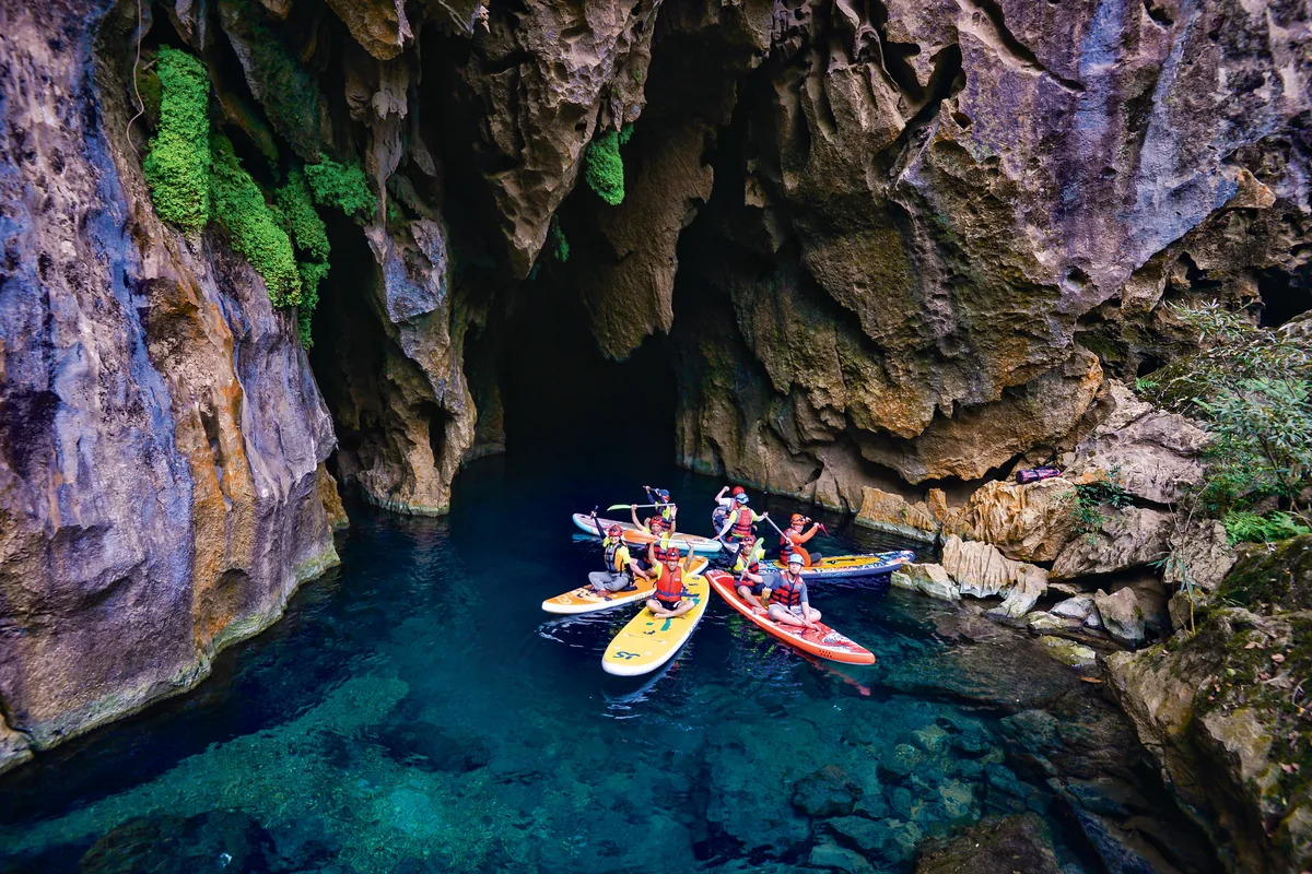 E Cave adventure tour group, Moc Nam Phong Nha