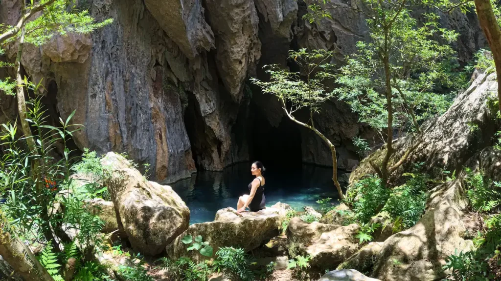 Hang E - hang nước đẹp nhất tại vườn Quốc gia Phong Nha Kẻ Bàng 1 Cửa Hang E Phong Nha với làn nước xanh ngọc bích