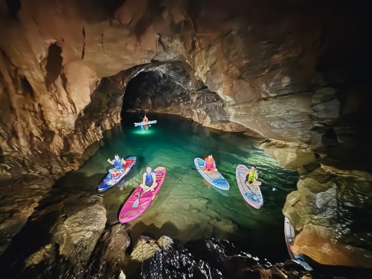 Tour 2 Ngày 1 Đêm Phong Nha: Nên Chọn Cắm Trại Hang E hay Khám Phá 3 Hang? 2 Khách chèo SUP khám phá Hang E, tour cắm trại 2 ngày 1 đêm Phong Nha